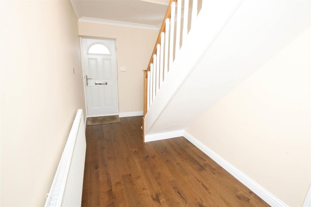 Property photo 2 of 20 Entrance Hall
