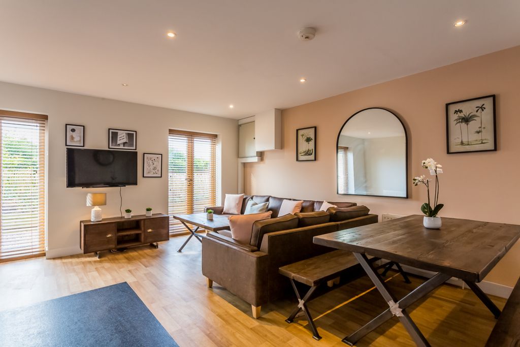 Property photo 1 of 20 St Hilds Flat 5 Living Room 4