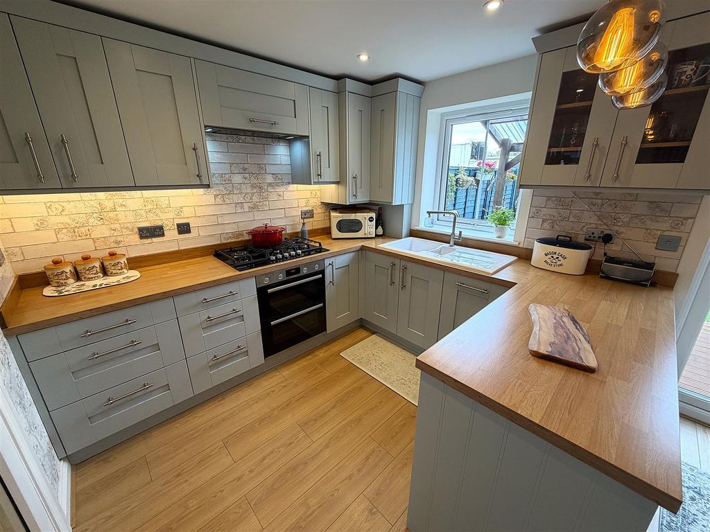 Property photo 3 of 33 Kitchen