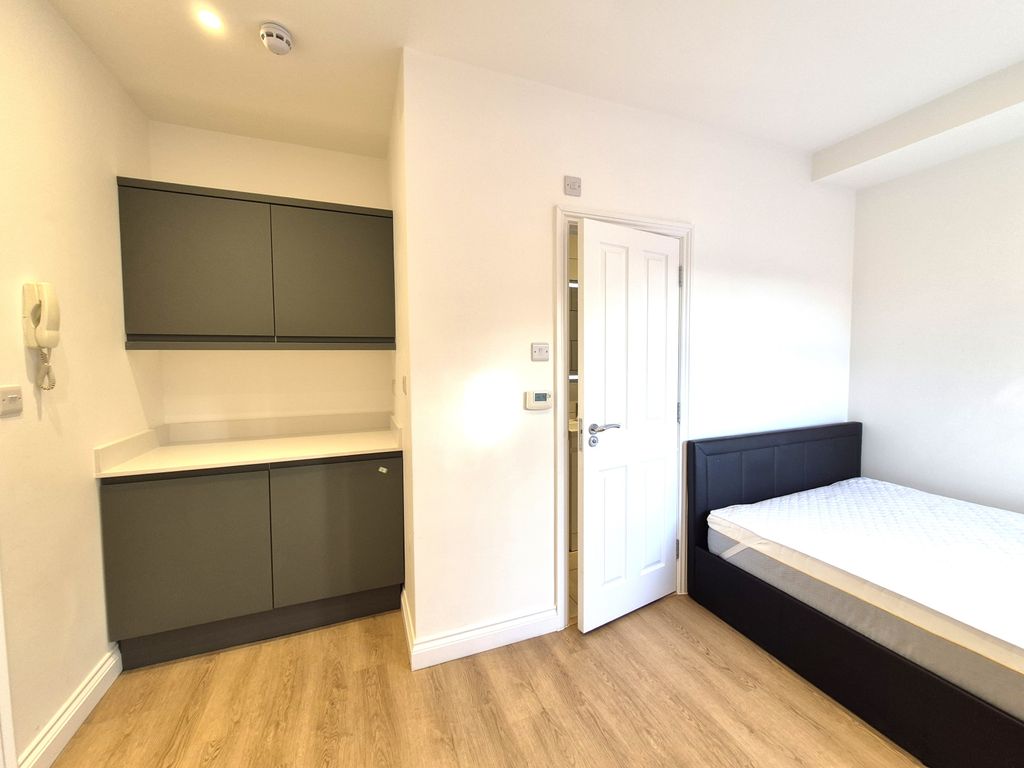 Property photo 1 of 11 Large En-Suite Room In Hendon Central. All Bills Included.