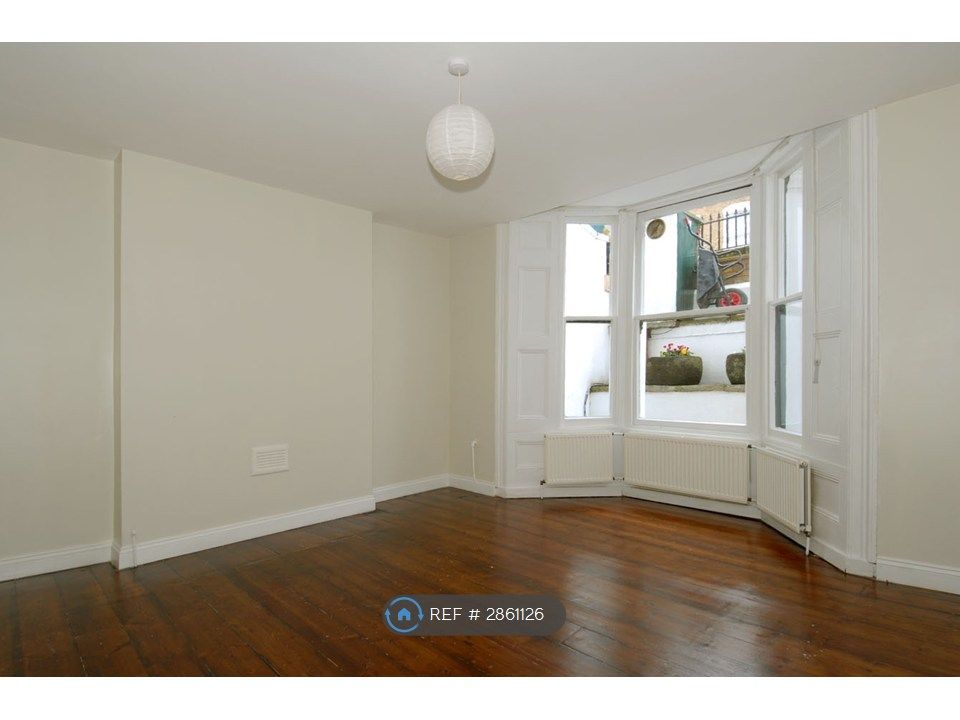 Property photo 2 of 10 Front Double Bedroom