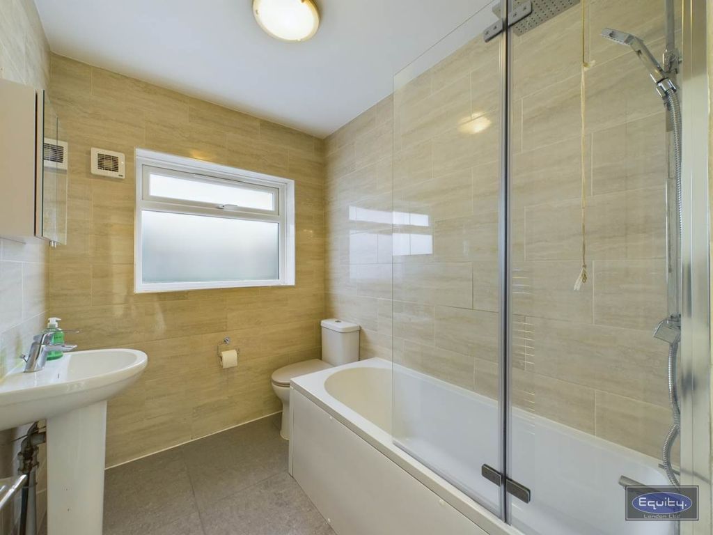 Property photo 3 of 19 Bathroom