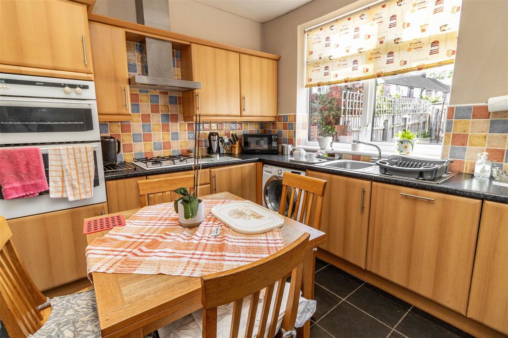 Property photo 3 of 12 Kitchen