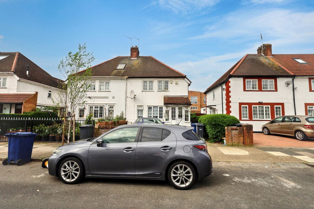Property photo 1 of 25 31 Pleasant Way, Wembley, Middlesex Ha0 1Dg