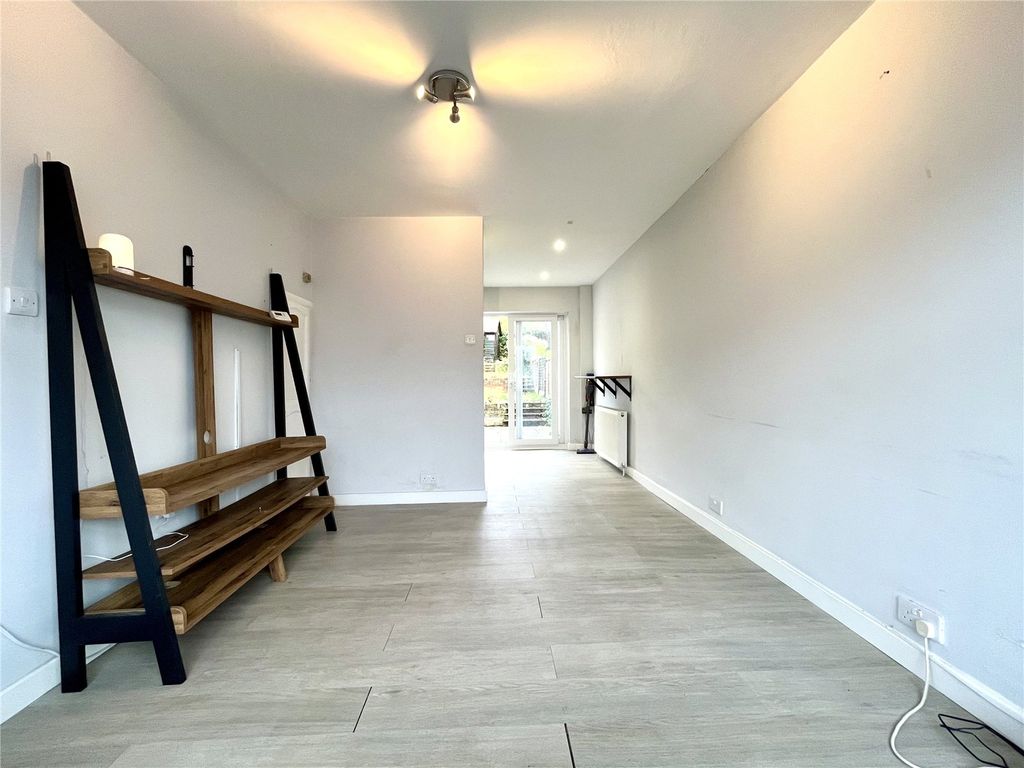 Property photo 2 of 9 Lounge