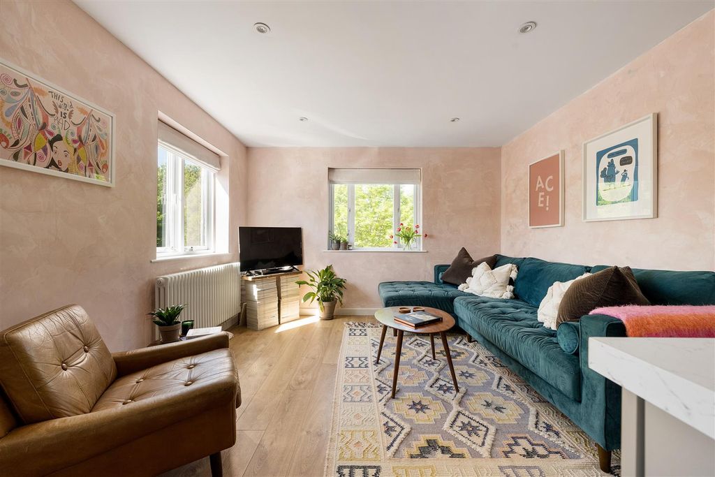 Property photo 2 of 21 Union Close, E11