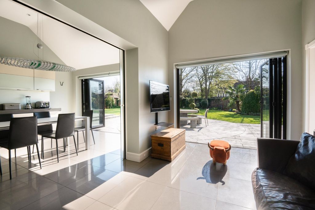 Property photo 2 of 19 Family-Breakfast