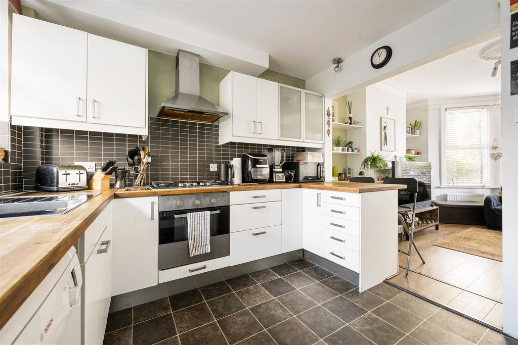 Property photo 3 of 33 Blackhorse Road, E17