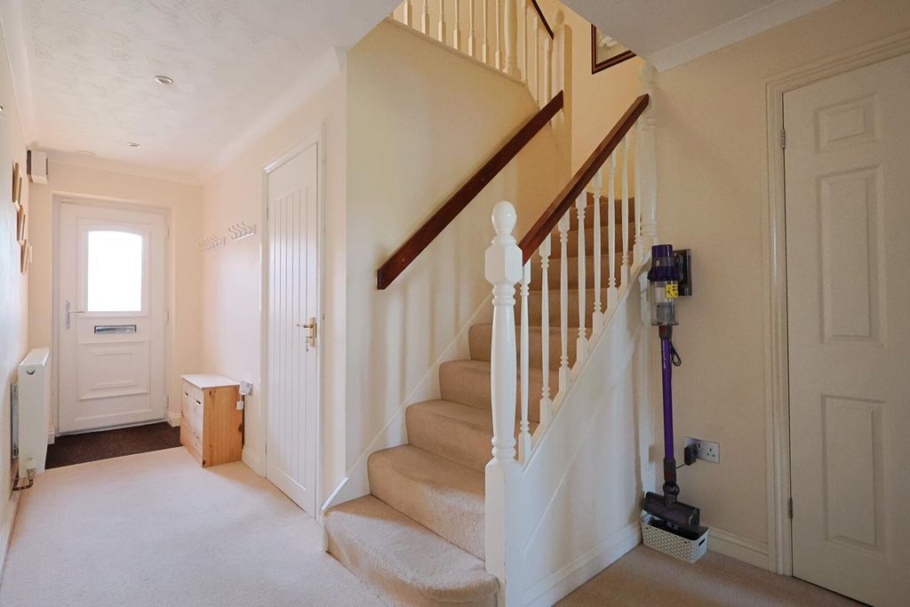 Property photo 3 of 19 Entrance Hall