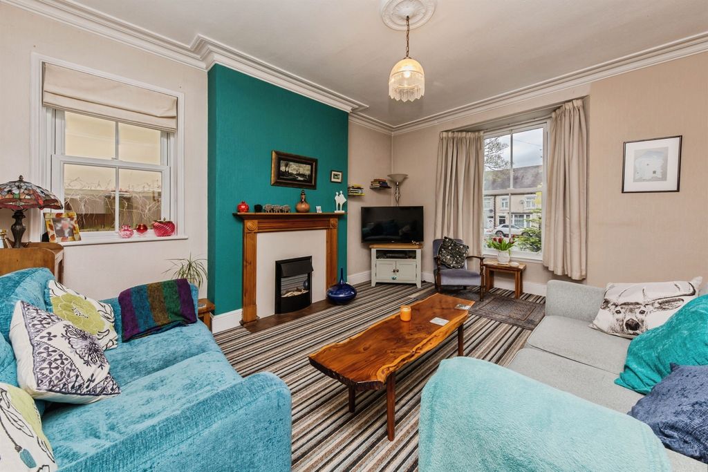 Property photo 3 of 21 Lounge: