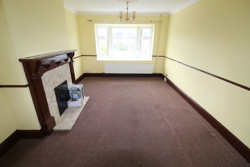 Property photo 1 of 11 Newly Decorated Large Two Bedroom Flat To Rent In Hayes
