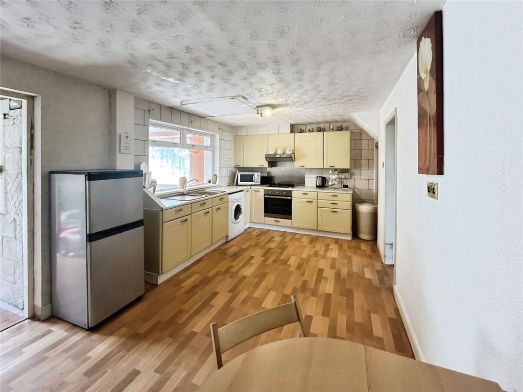Property photo 3 of 10 Kitchen/Dining Room