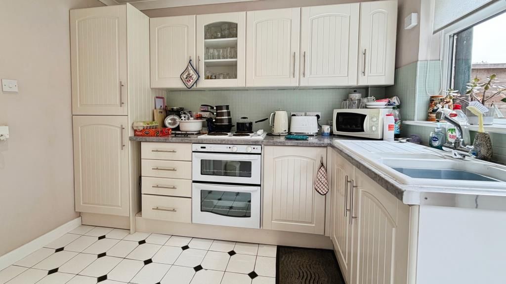 Property photo 3 of 11 Kitchen