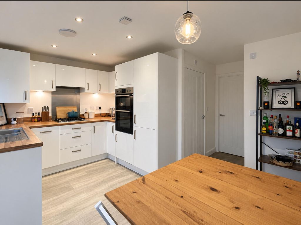 Property photo 3 of 12 Kitchen