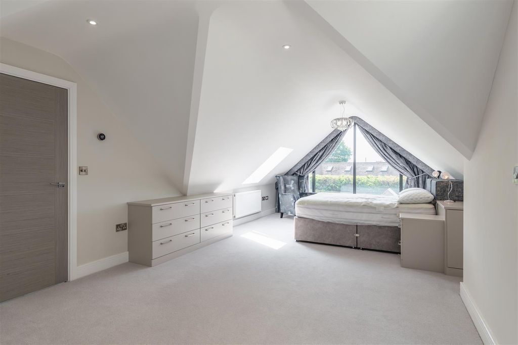 Property photo 3 of 22 Bedrooms-10.Jpg