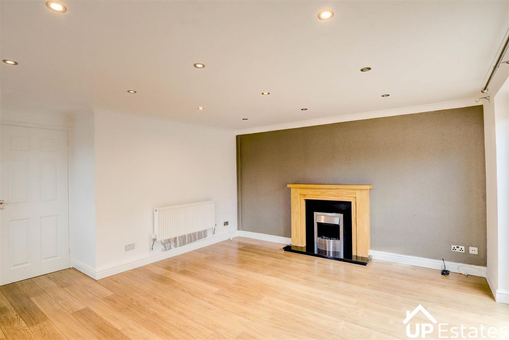 Property photo 3 of 18 Living Room