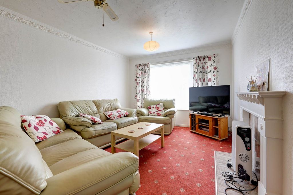 2 bed flat for salePark Road, Blandford Forum DT11 photo 5