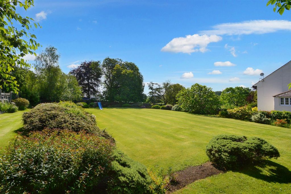 Property photo 3 of 25 Lawned Walled Garden