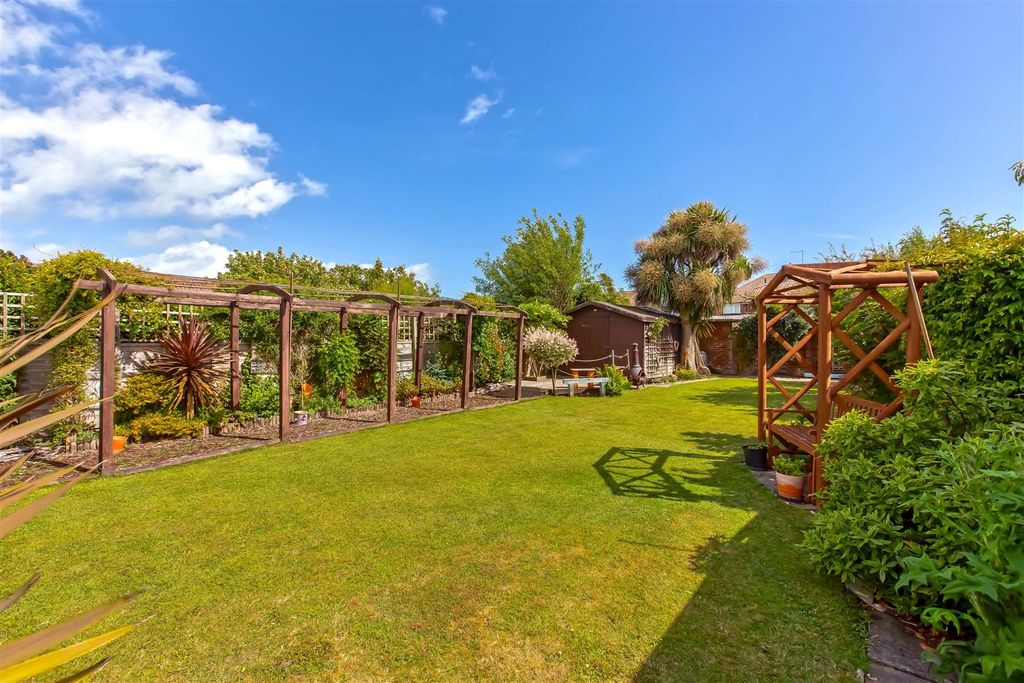 Property photo 1 of 15 Meadow Close_20.Jpg