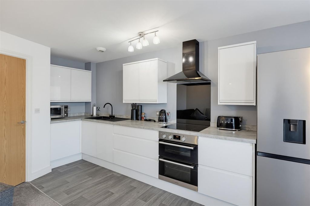 Property photo 3 of 17 Kitchen