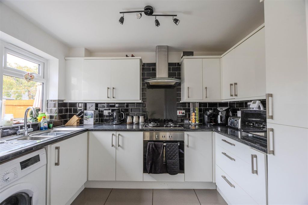 Property photo 3 of 12 Kitchen