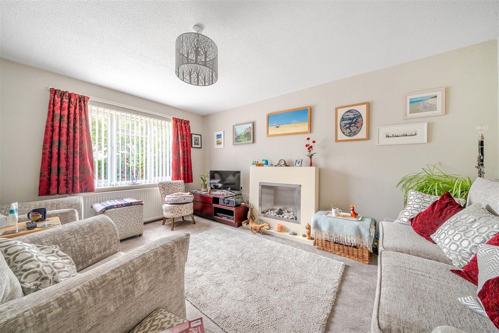 Property photo 2 of 17 Lounge