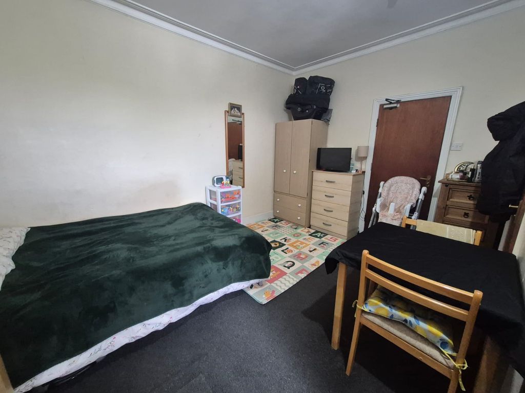 Property photo 1 of 6 Self Contained Studio Flat To Rent In Palmers Green.