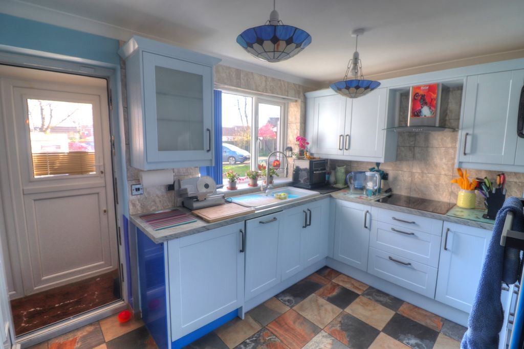 Property photo 3 of 17 Kitchen 2