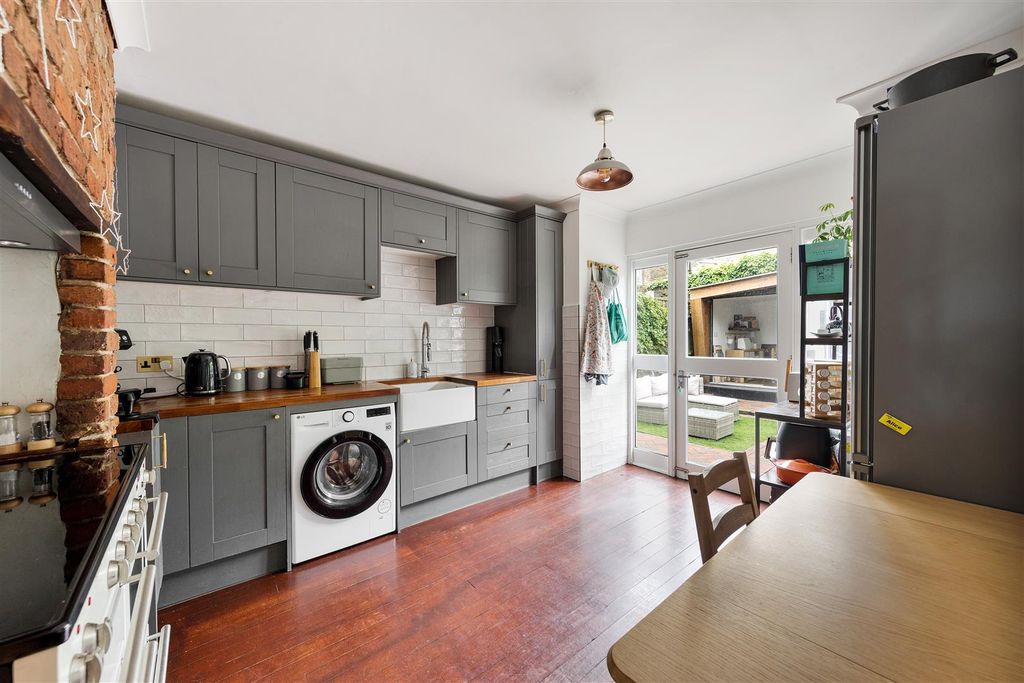 Property photo 3 of 28 Cedars Avenue, E17