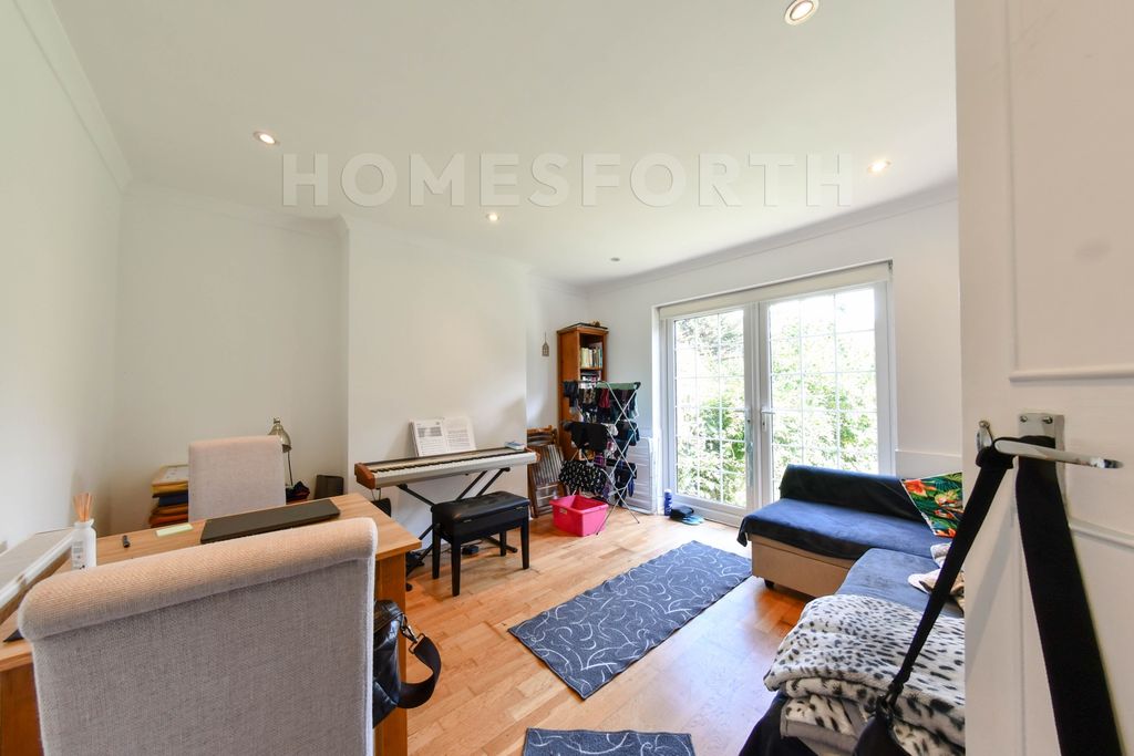 Property photo 3 of 19 Photo 12