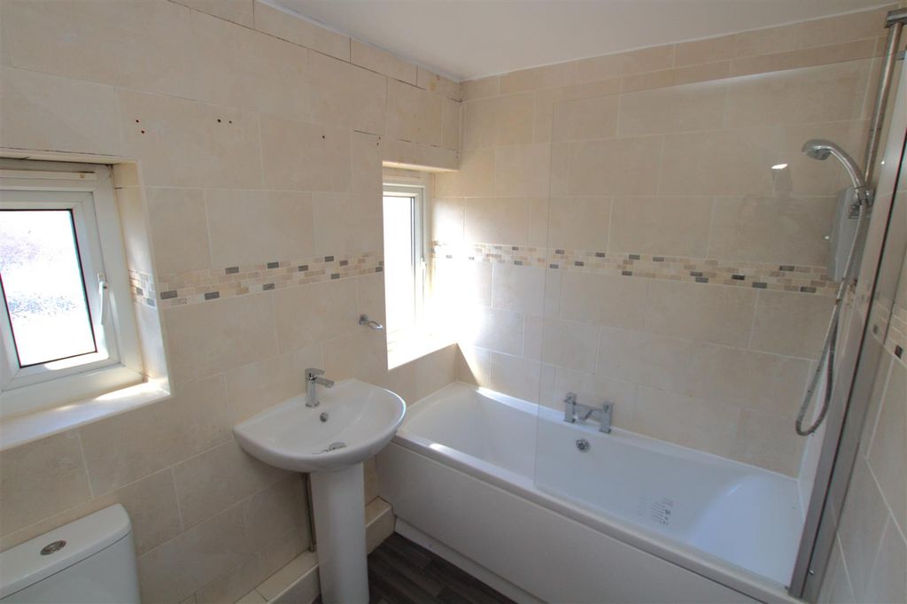 Property photo 1 of 7 Bathroom.Jpg