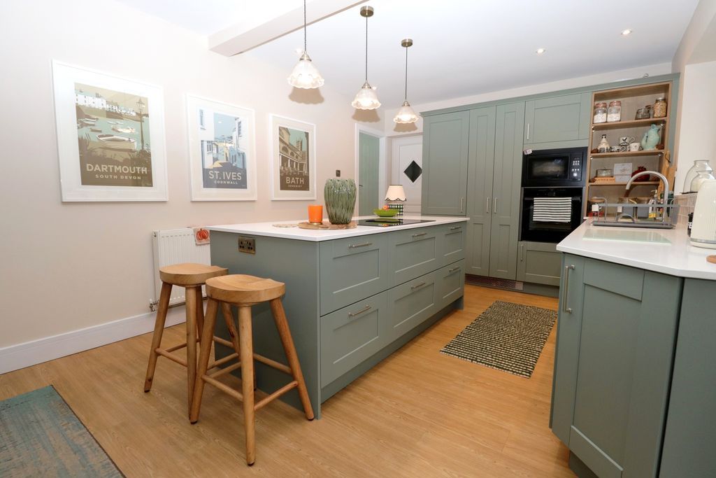 Property photo 3 of 25 Dining Kitchen