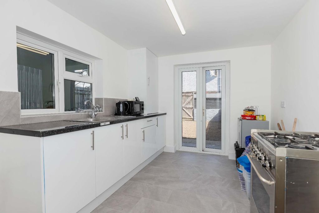 Property photo 2 of 13 Penhill Rd_9.Jpg