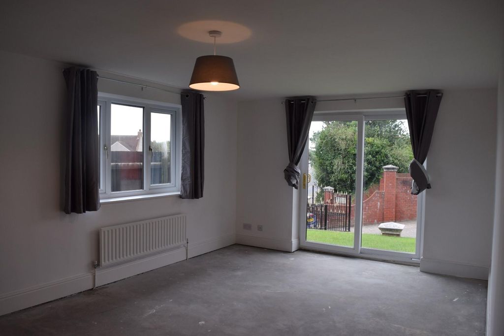 Property photo 3 of 10 Lounge