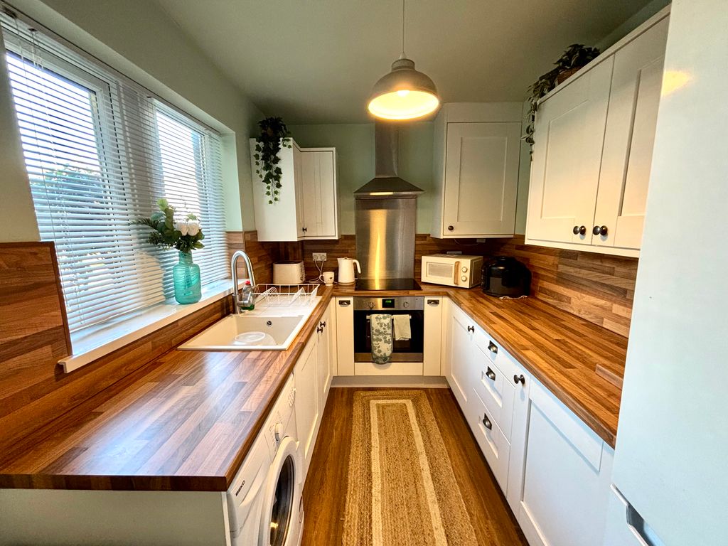 Property photo 2 of 10 Kitchen