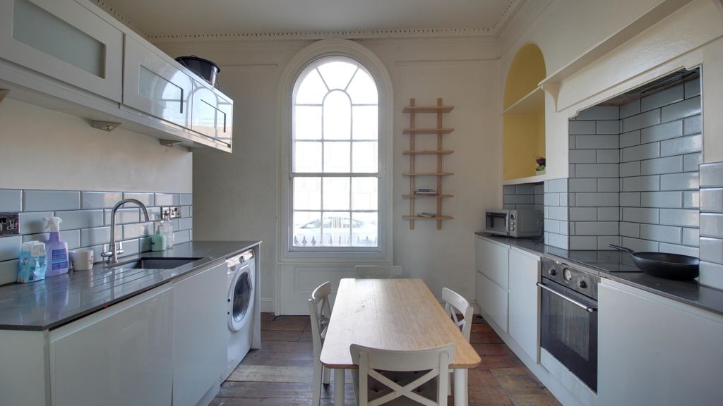 Property photo 2 of 7 Kitchen