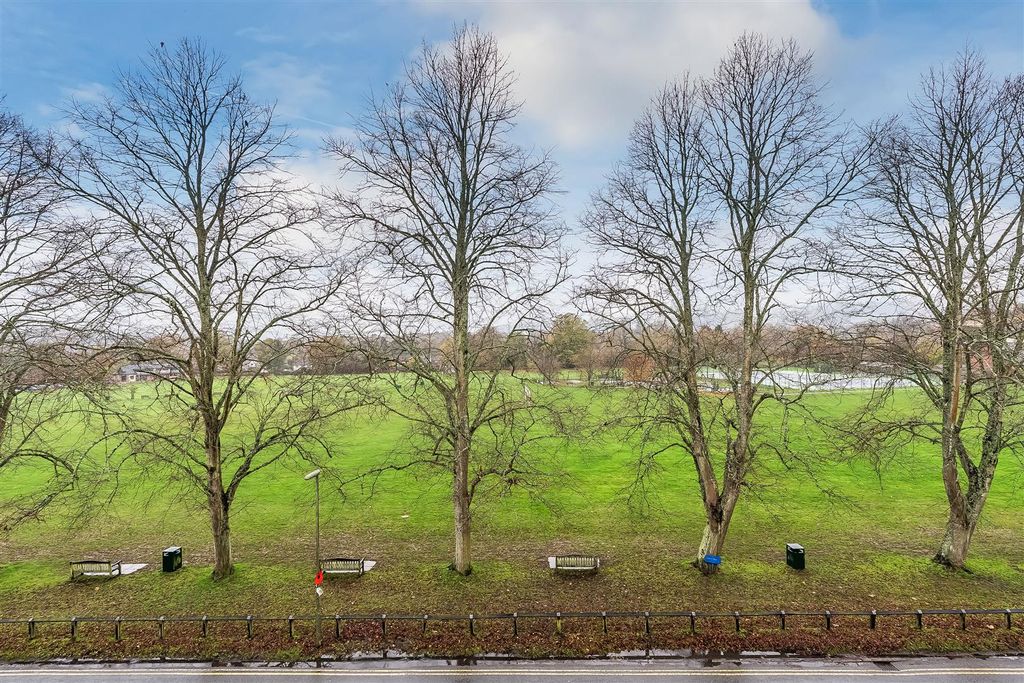 Property photo 2 of 24 16-Oakleigh-Court-20.Jpg