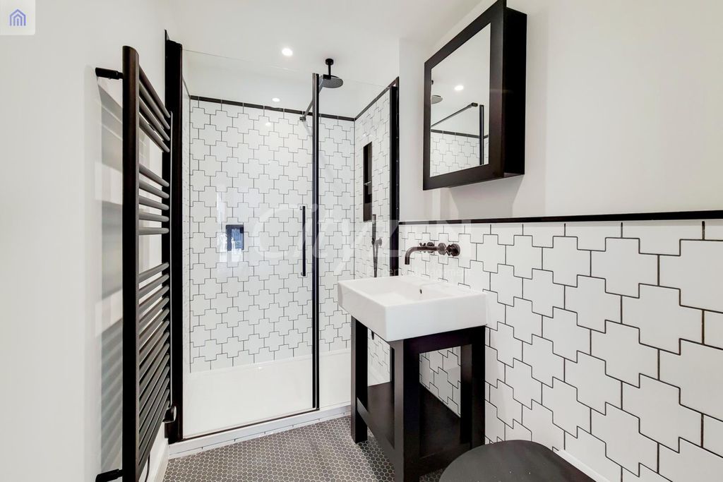 Property photo 3 of 14 Bathroom