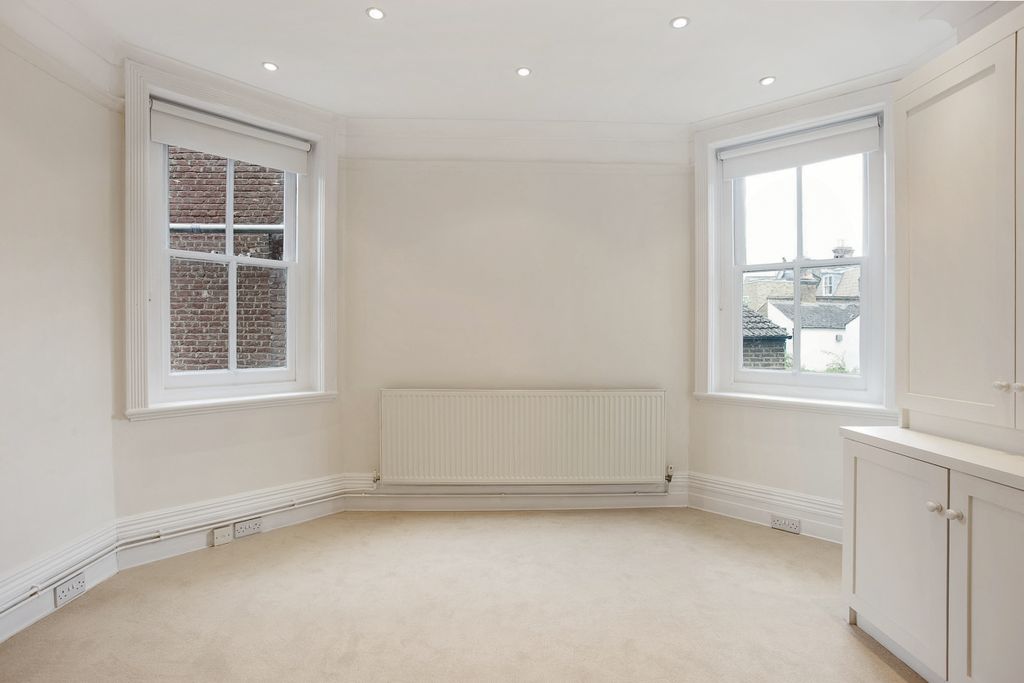 Property photo 3 of 8 Hurlingham Court Man
