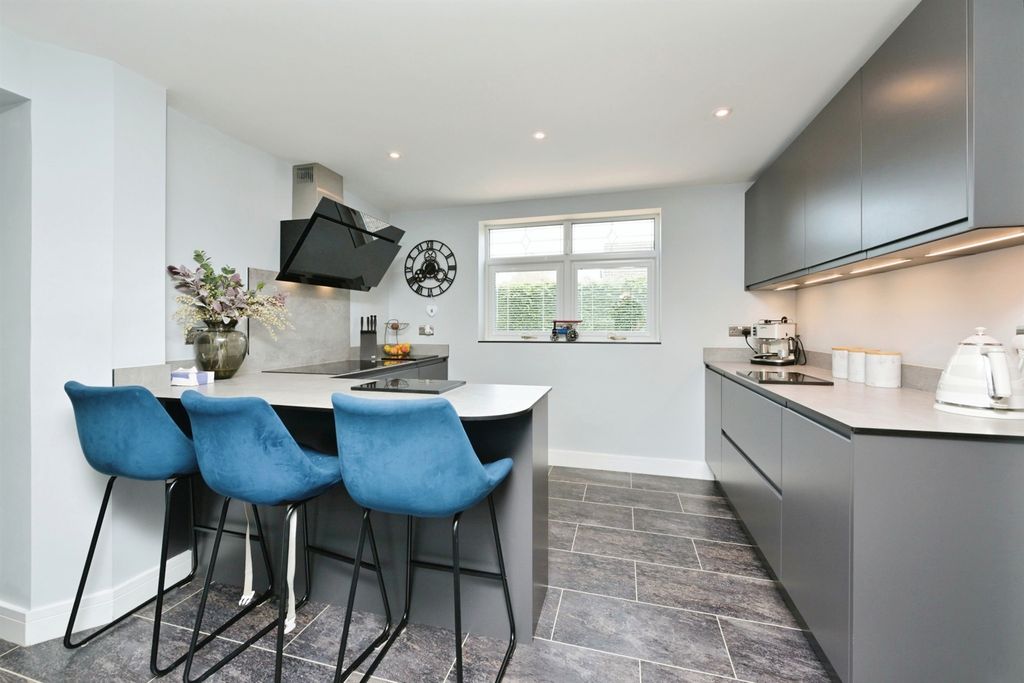 Property photo 3 of 19 Kitchen/Breakfast Area