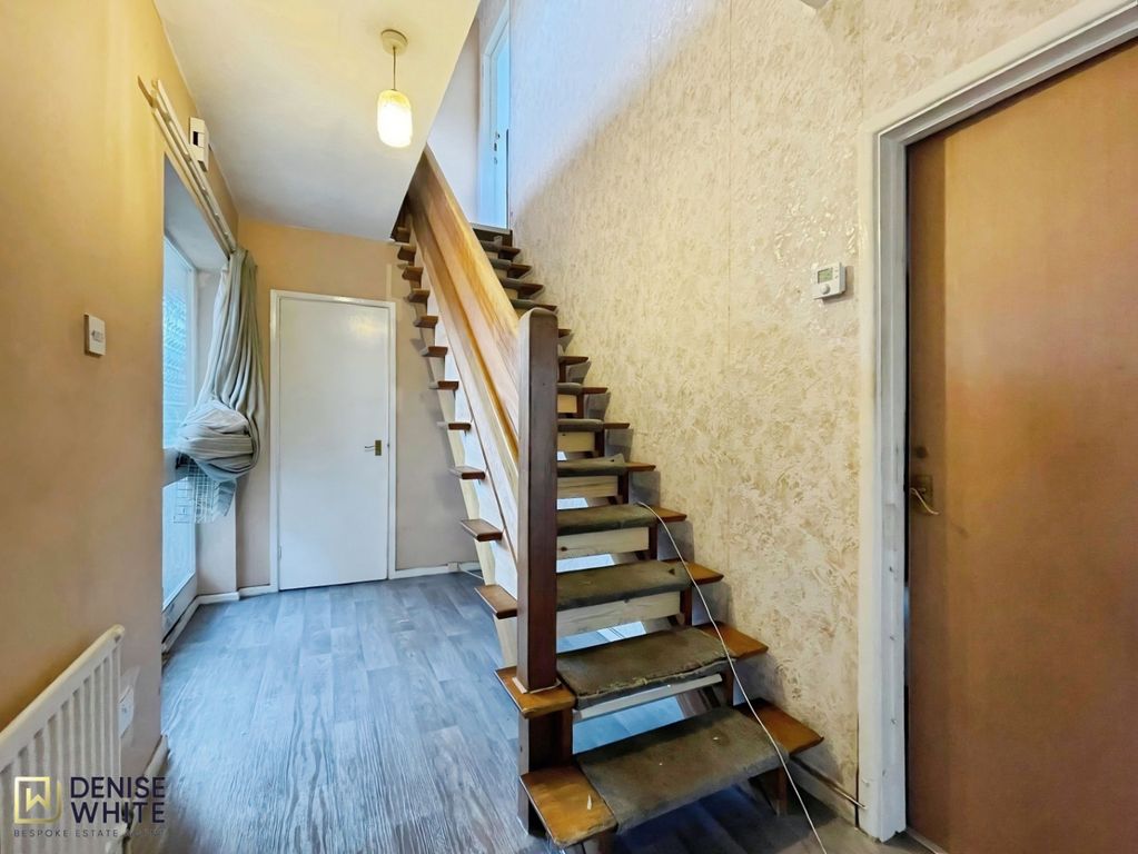 Property photo 3 of 28 Entrance Hall