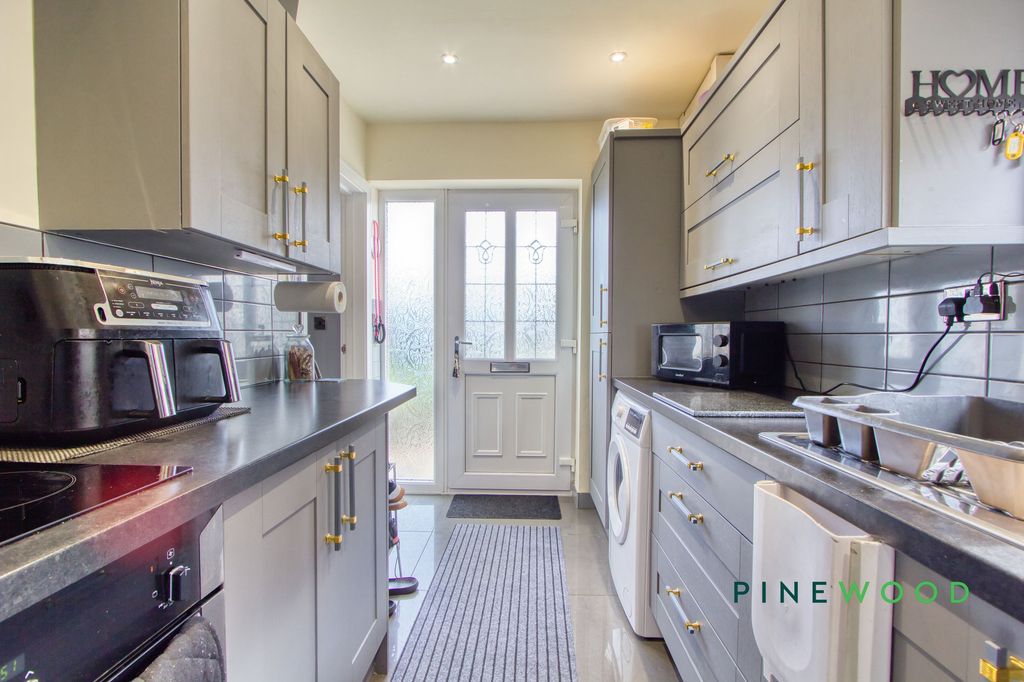 Property photo 3 of 18 Kitchen