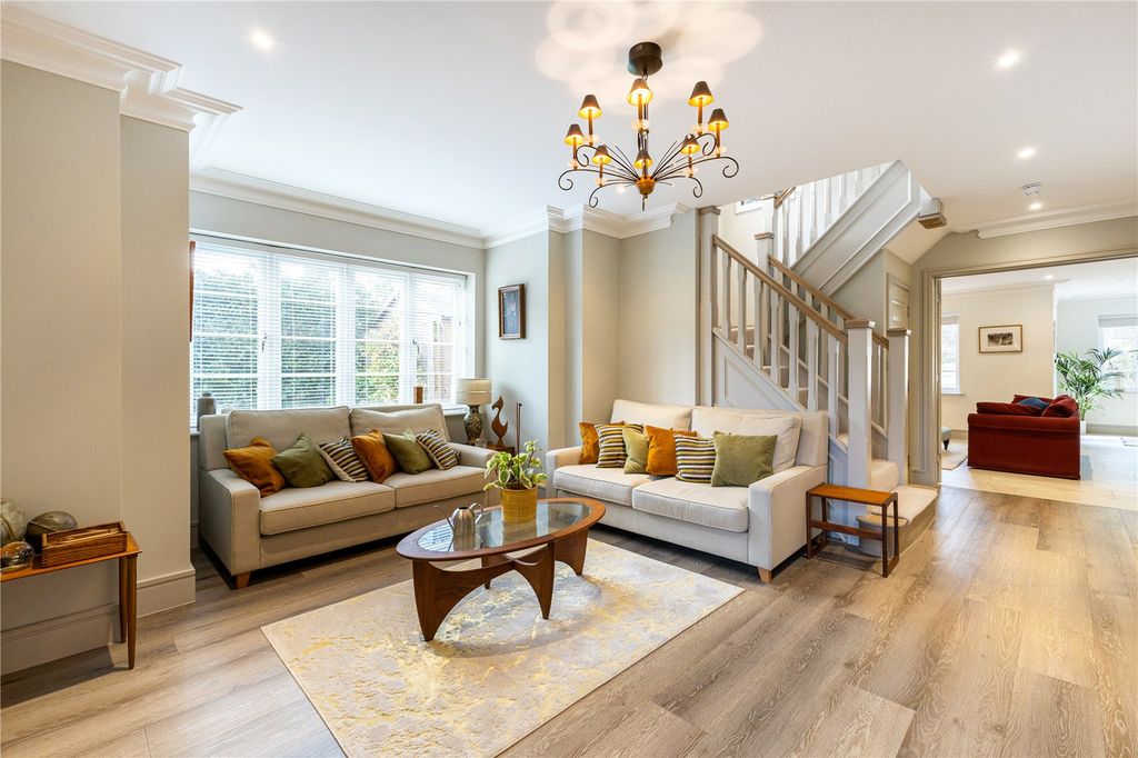 Property photo 2 of 16 Entrance Hall