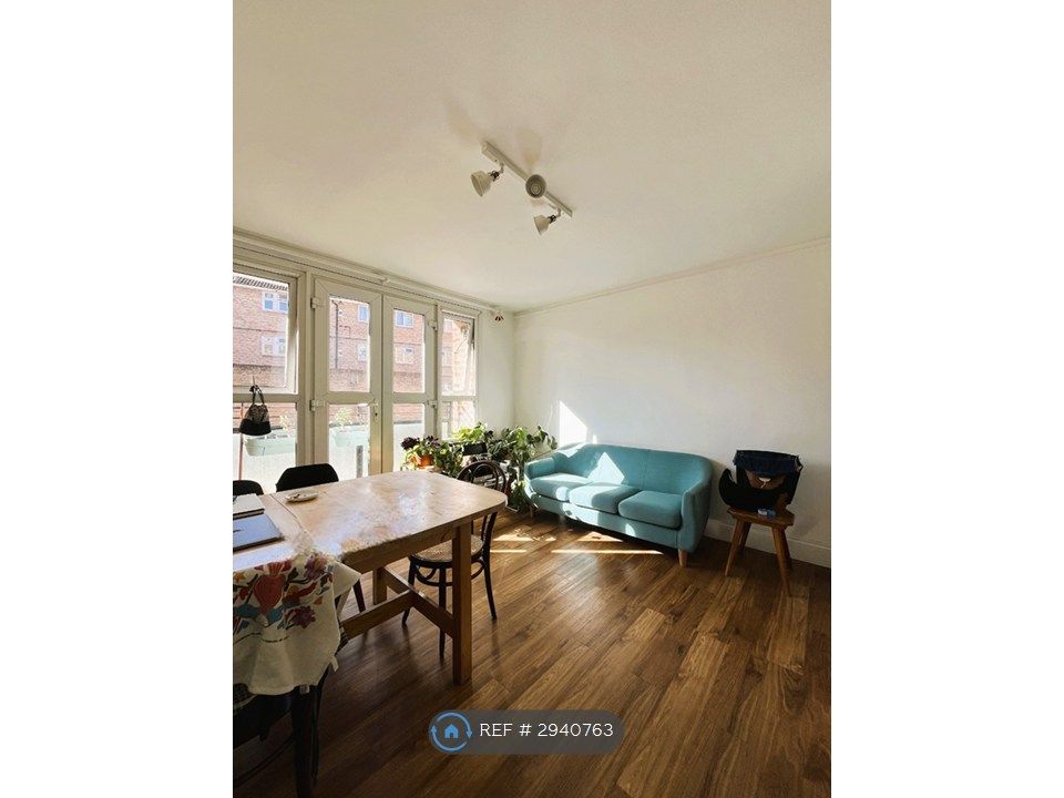 Property photo 3 of 17 Lounge