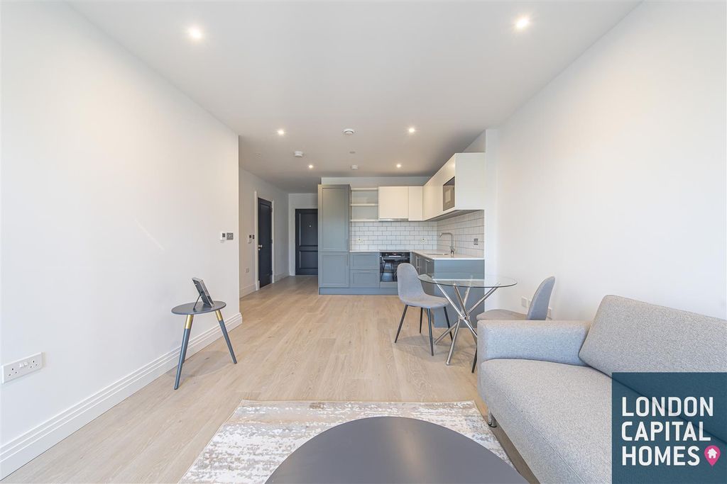 Property photo 3 of 11 E74A3732-Hdr.Jpg