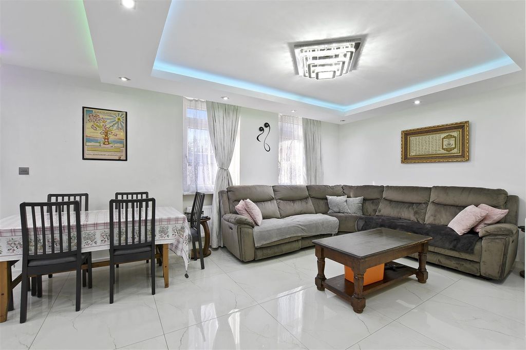 Property photo 2 of 15 11-2De5Gcpmsc - Bramshurst - Reception   -Original