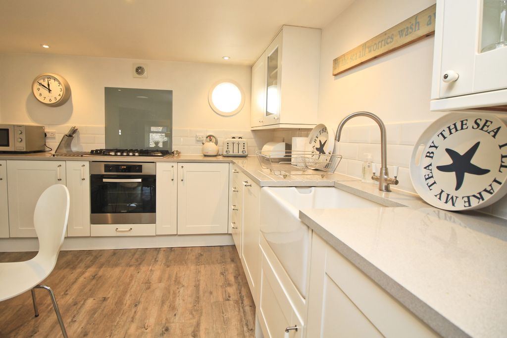 Property photo 2 of 19 Kitchen