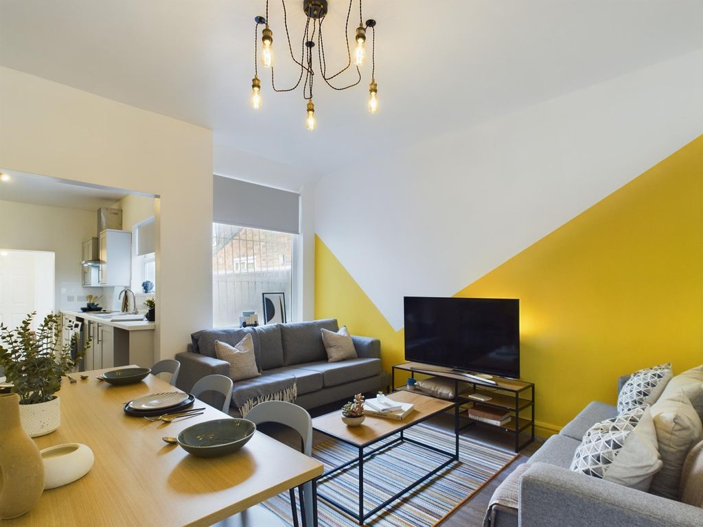 Property photo 1 of 15 Bright And Contemporary Living Room With Stylish d...