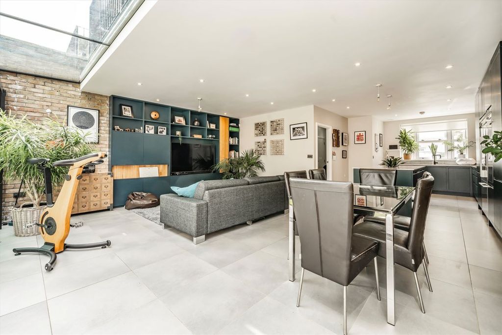 Property photo 2 of 8