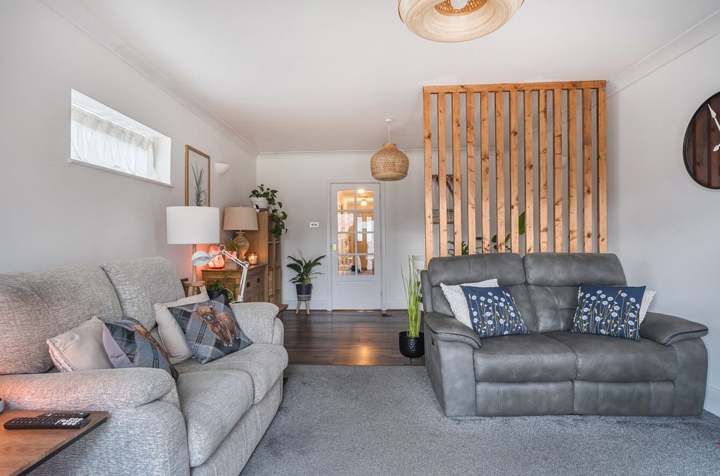 Property photo 3 of 14 1396453-11-69610F...